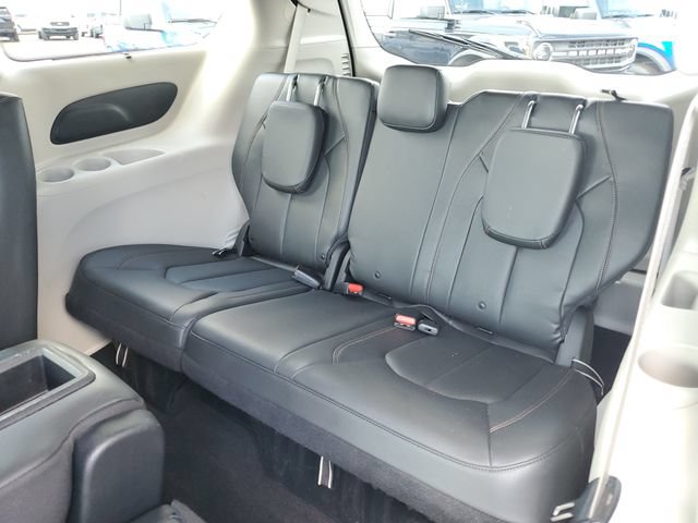 Used 2020 Chrysler Pacifica Touring-L w/ Tire & Wheel Group FWD image 25