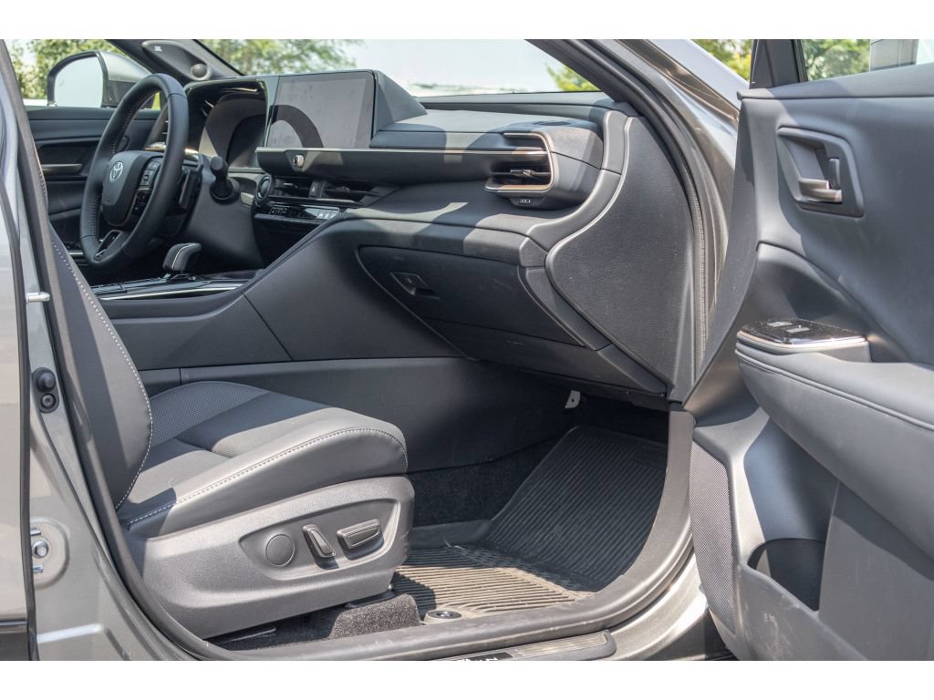 Used 2025 Toyota Crown Platinum AWD/4WD image 13