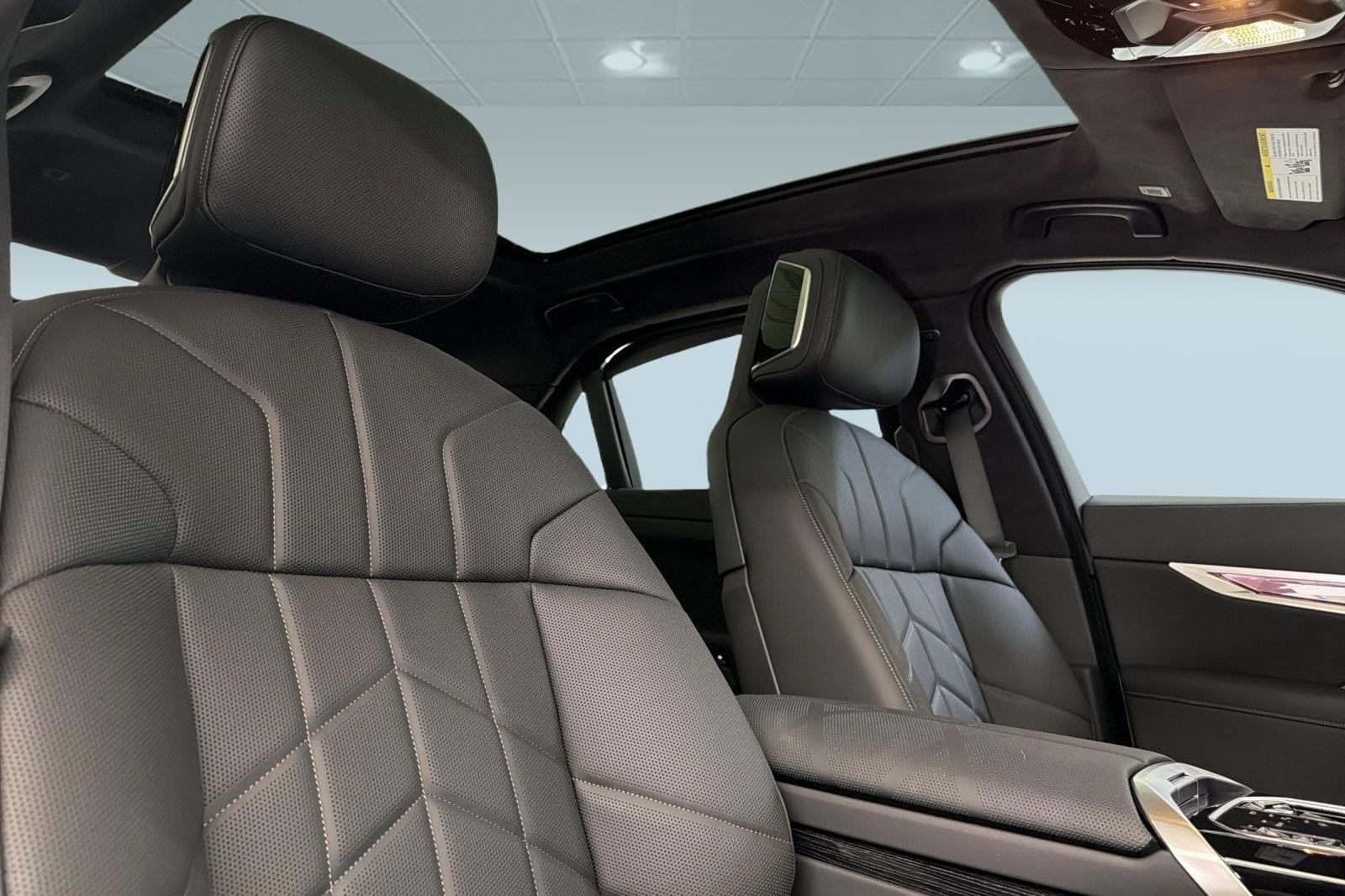 New 2026 BMW i7 xDrive60 AWD/4WD image 25