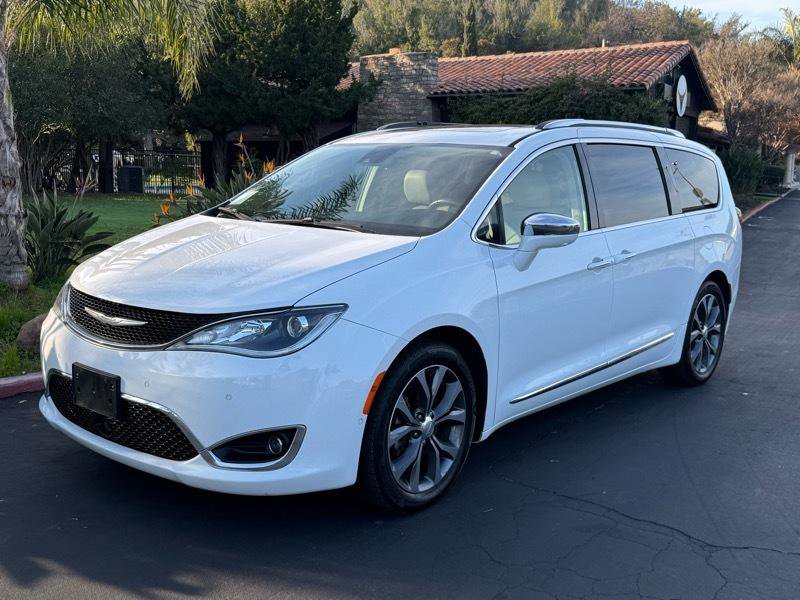 Used 2017 Chrysler Pacifica Limited image 1