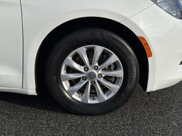 Used 2017 Chrysler Pacifica Touring w/ Tire & Wheel Group FWD image 13