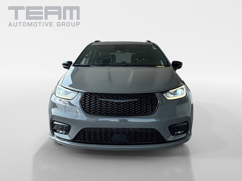 Used 2025 Chrysler Pacifica Limited FWD image 2