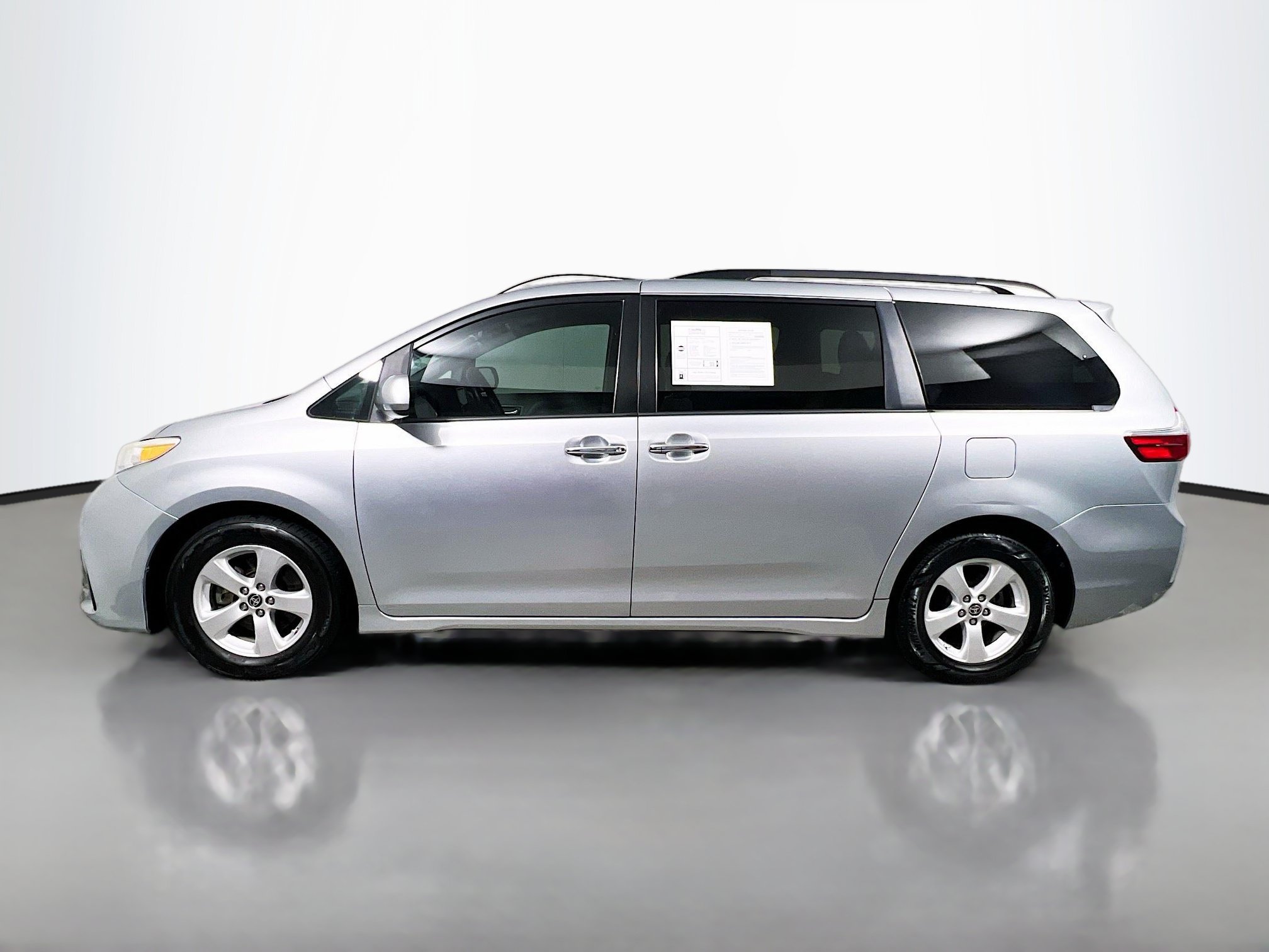 Used 2020 Toyota Sienna LE w/ LE Preferred Package FWD image 9