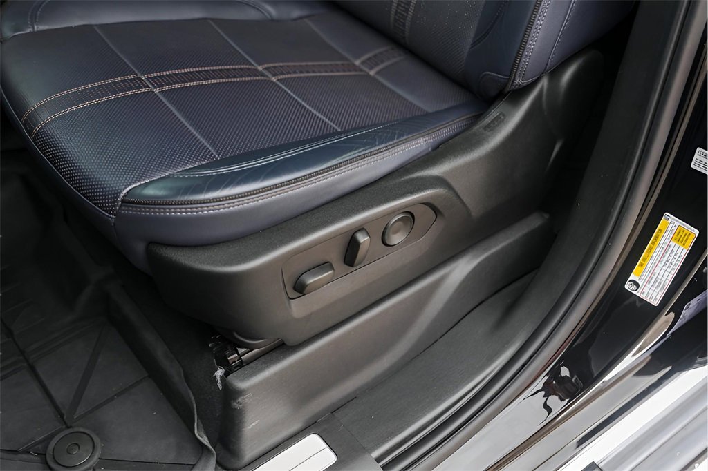 Certified 2023 Chevrolet Silverado 1500 High Country w/ Technology Package image 11