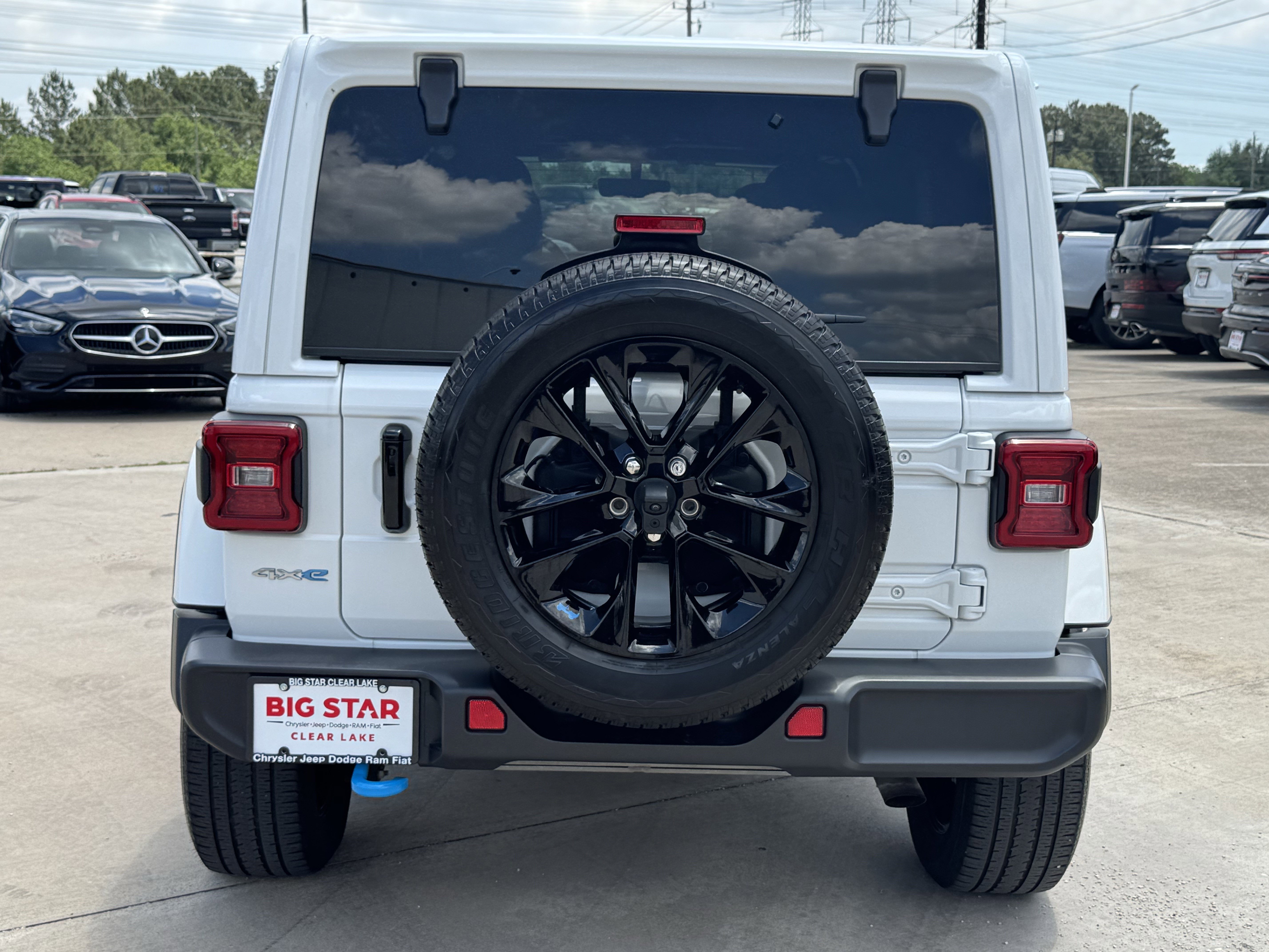 Used 2023 Jeep Wrangler Unlimited Sahara w/ Cold Weather Group AWD/4WD image 9