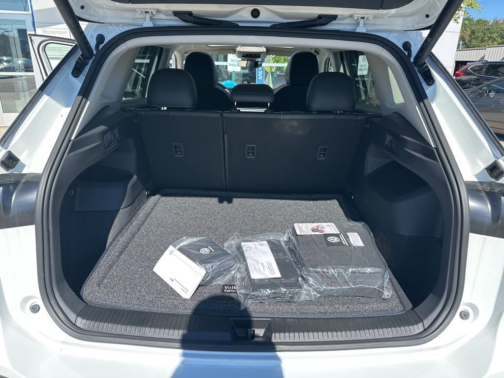 New 2025 Volkswagen Tiguan SE image 25