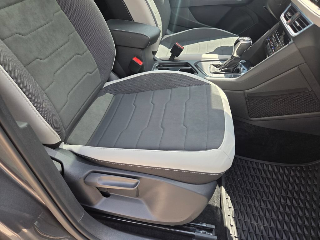 Certified 2025 Volkswagen Taos SE FWD image 28