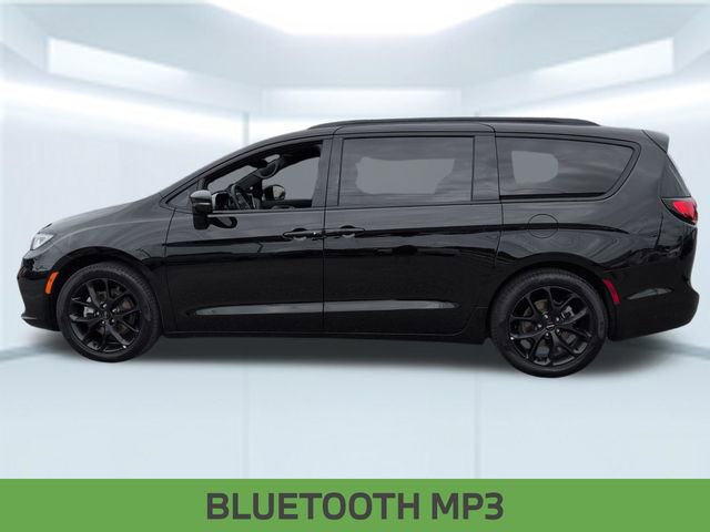 Used 2025 Chrysler Pacifica Limited image 2