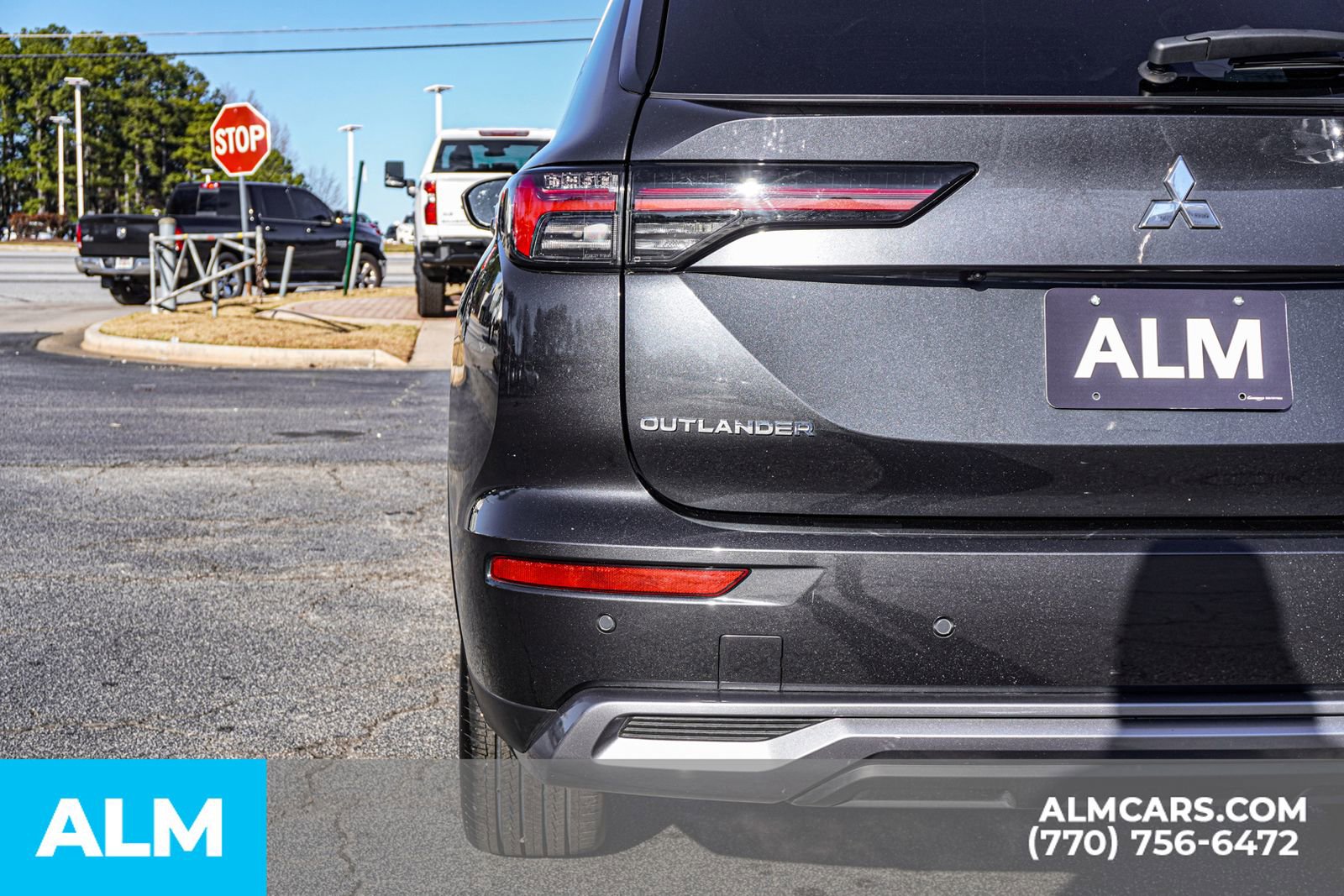 Used 2025 Mitsubishi Outlander SE image 17