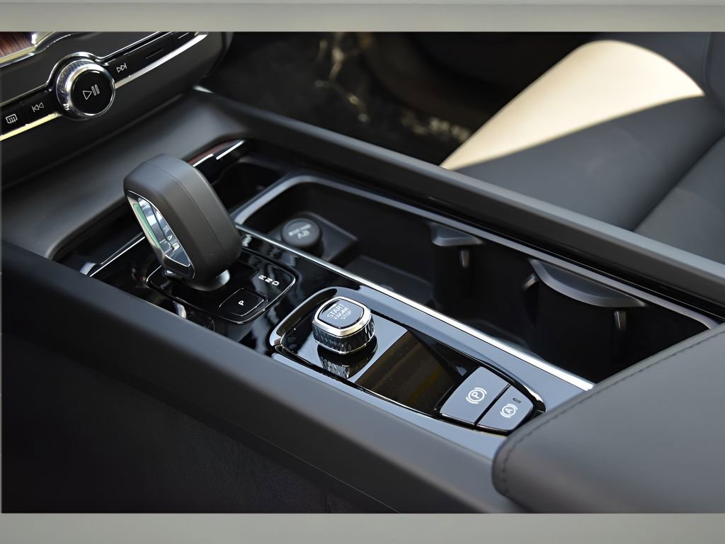 Certified 2024 Volvo XC60 T8 Plus w/ Protection Package Premier image 37