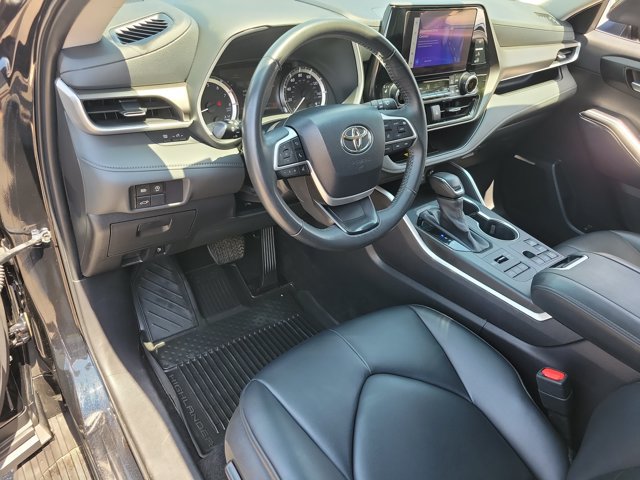 Used 2024 Toyota Highlander XLE AWD/4WD image 5