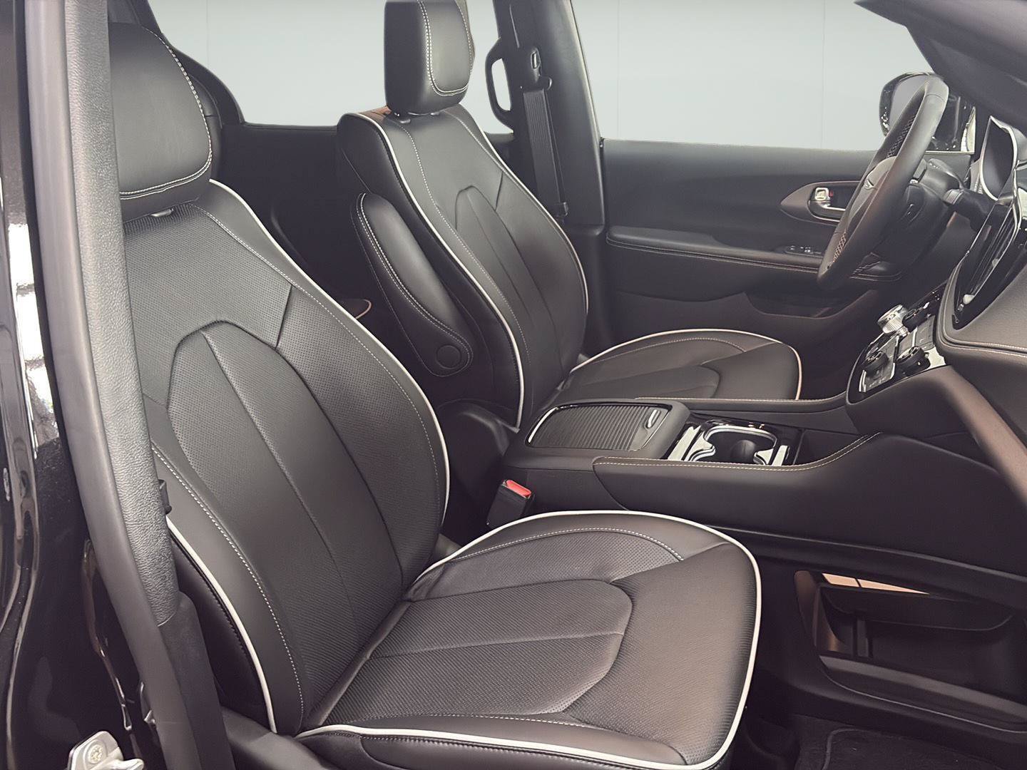 New 2027 Chrysler Pacifica Limited FWD image 23