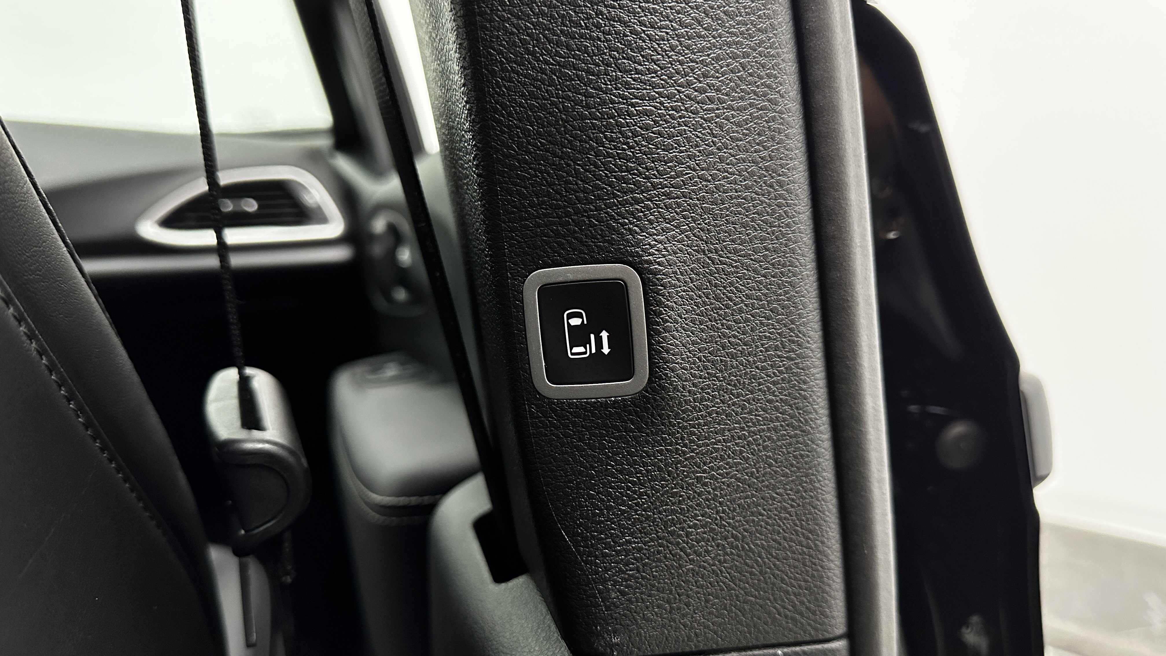 Used 2025 Chrysler Pacifica Select image 37