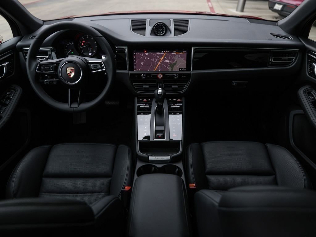 Certified 2025 Porsche Macan AWD/4WD image 33