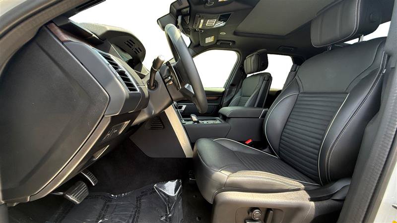 Used 2024 Land Rover Discovery Dynamic SE AWD/4WD image 10