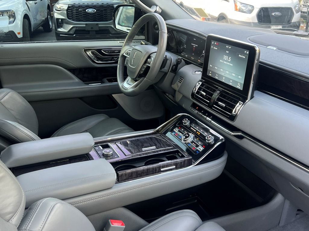Used 2021 Lincoln Navigator Reserve w/ Luxury Package image 13