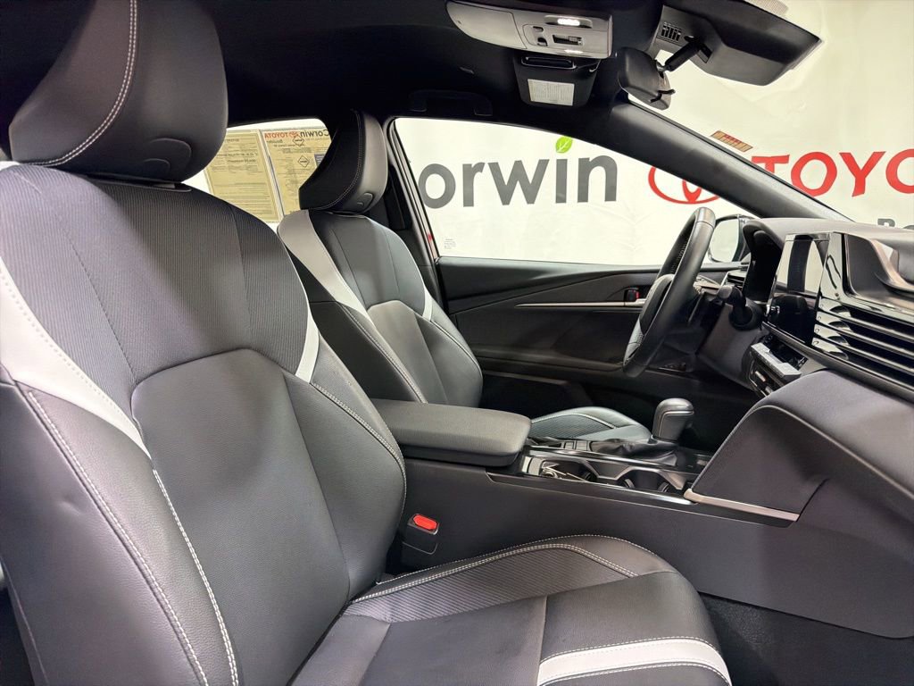 Used 2025 Toyota Camry SE image 12