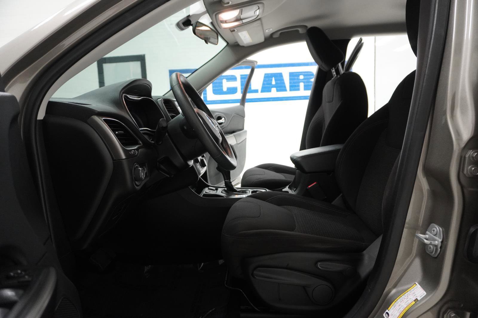 Used 2019 Jeep Cherokee Latitude w/ Popular Appearance Group image 15