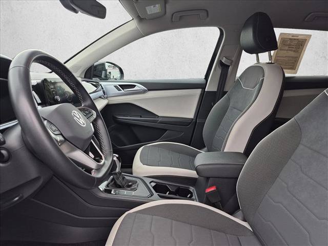 Used 2025 Volkswagen Taos SE FWD image 16