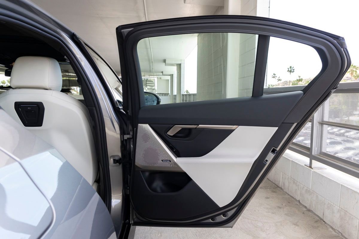 New 2026 BMW 550e xDrive w/ Premium Package AWD/4WD image 27