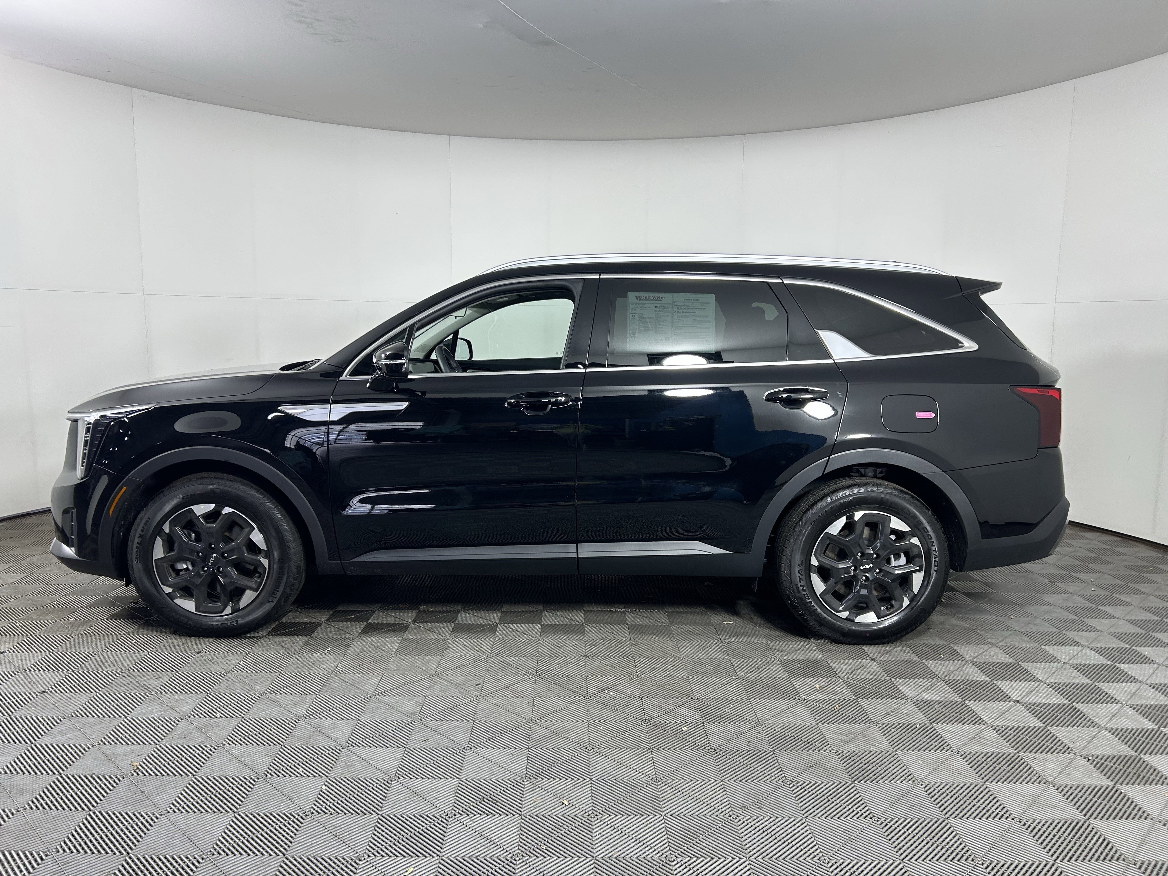 Used 2025 Kia Sorento S w/ Panoramic Sunroof Package image 12