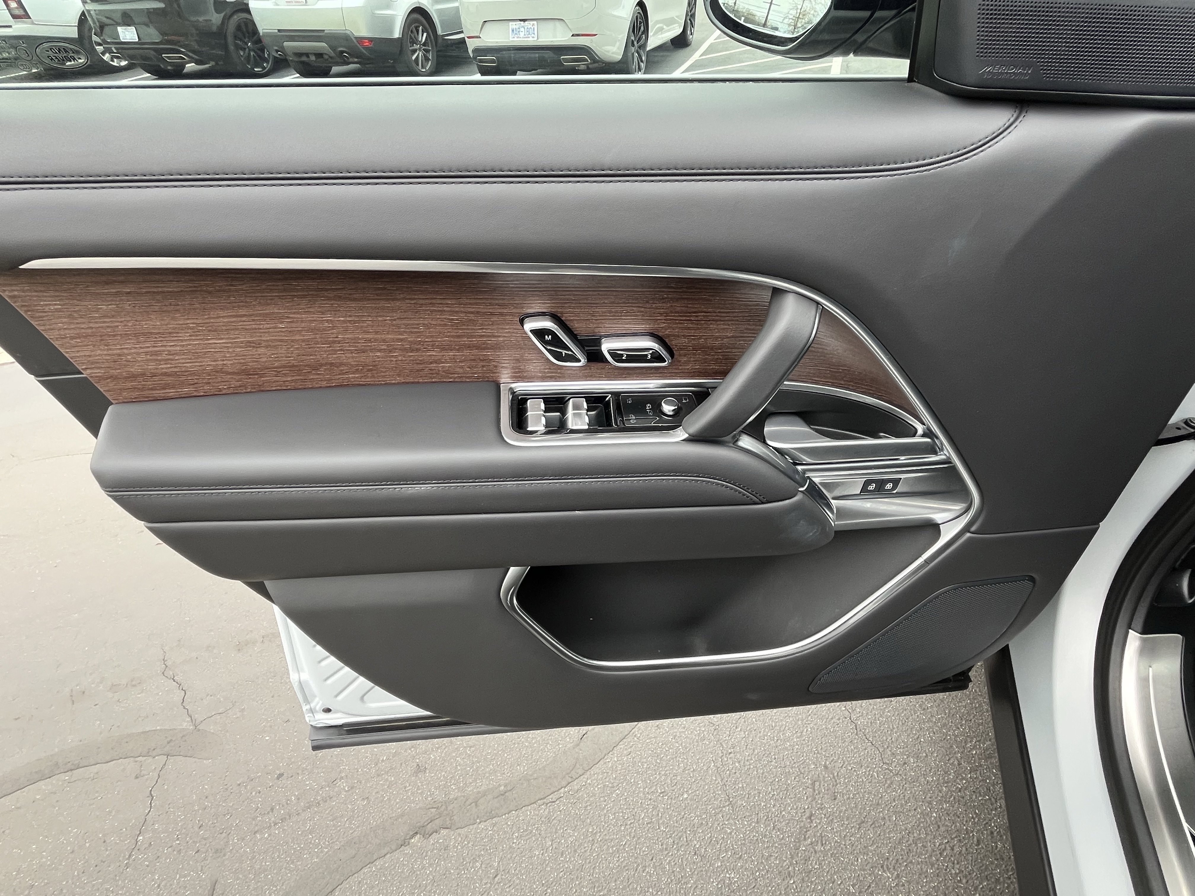 Certified 2025 Land Rover Range Rover SE image 14