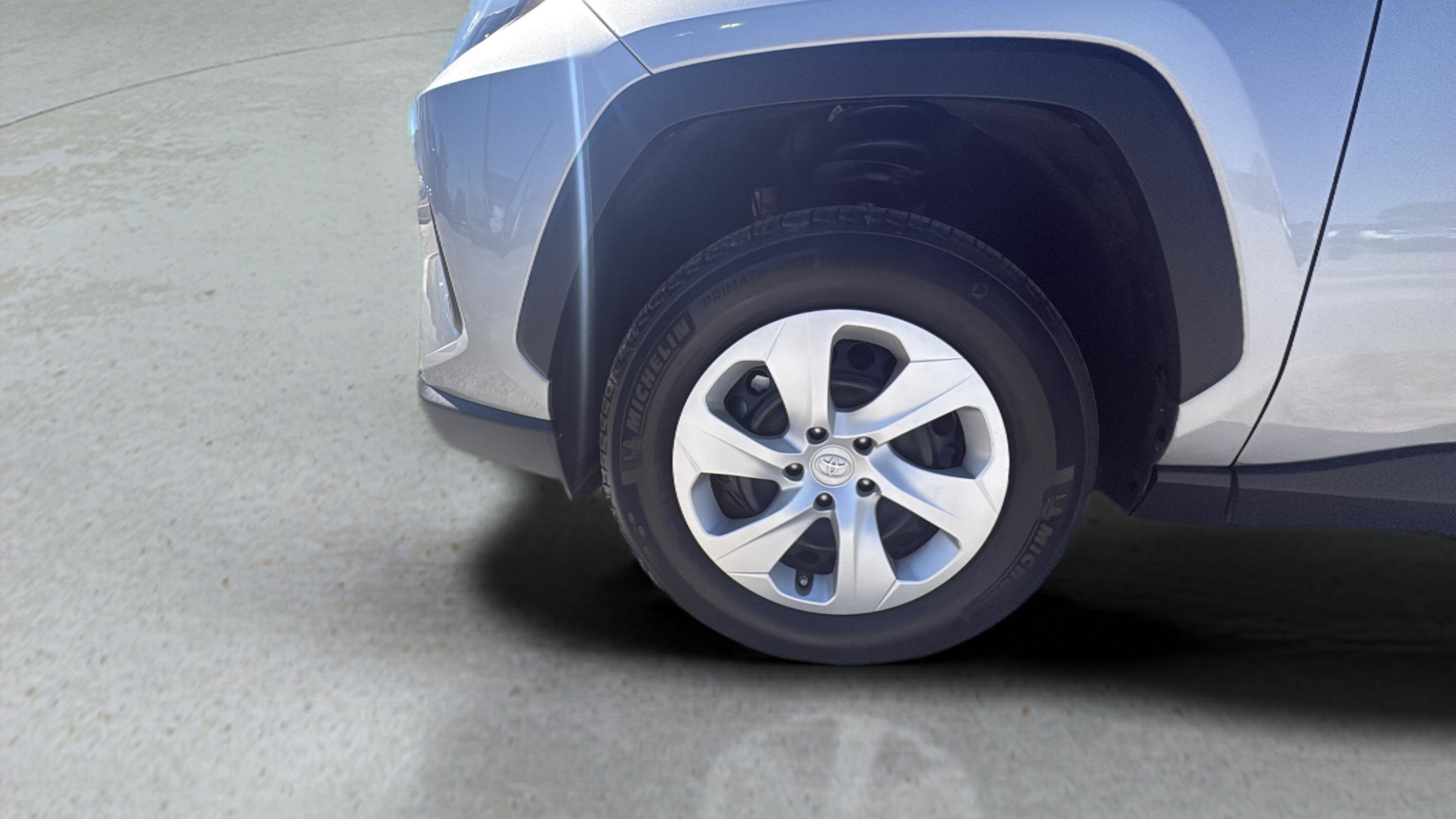 Used 2024 Toyota RAV4 LE image 31