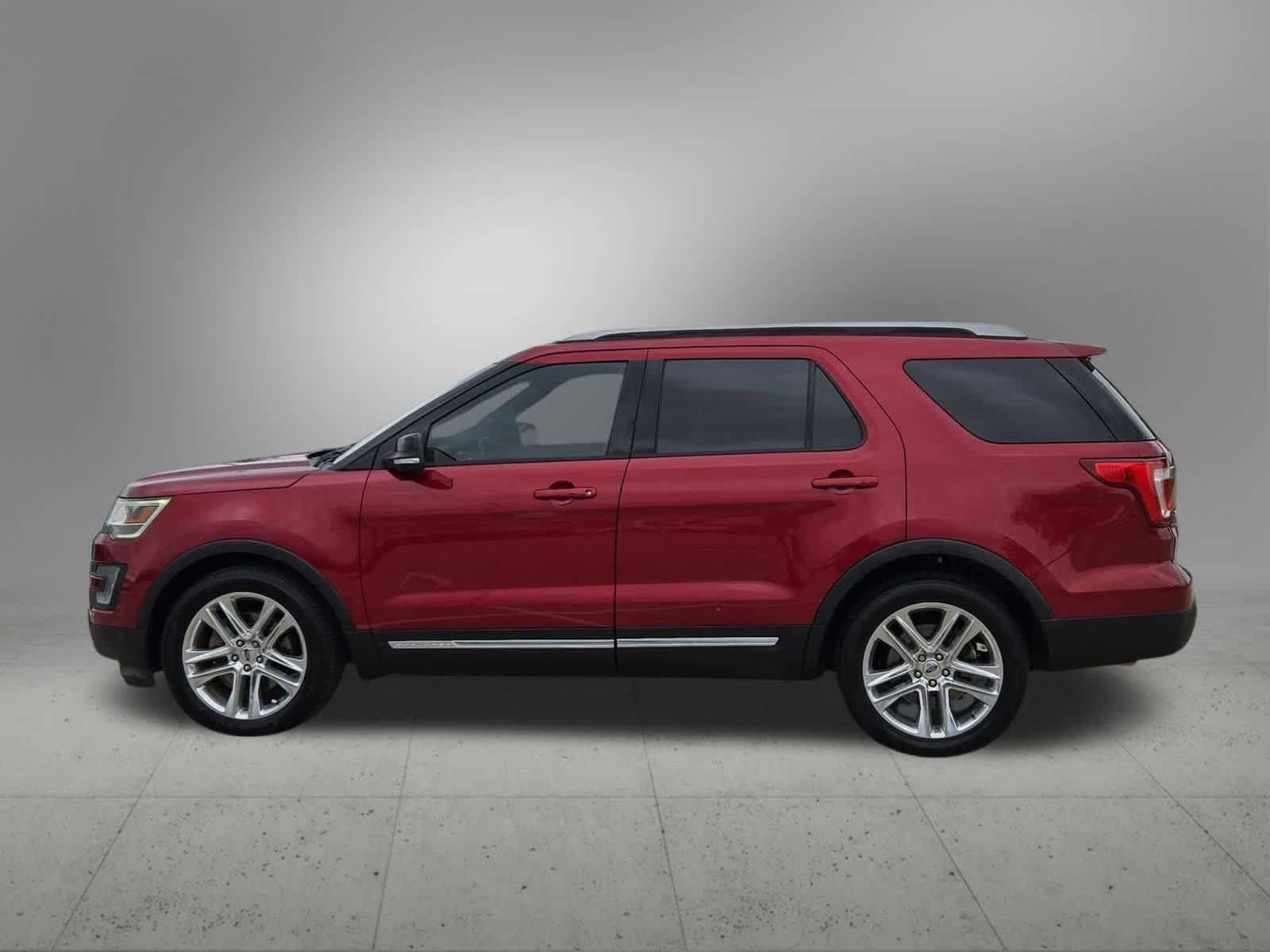 Used 2017 Ford Explorer XLT w/ Equipment Group 202A FWD image 3