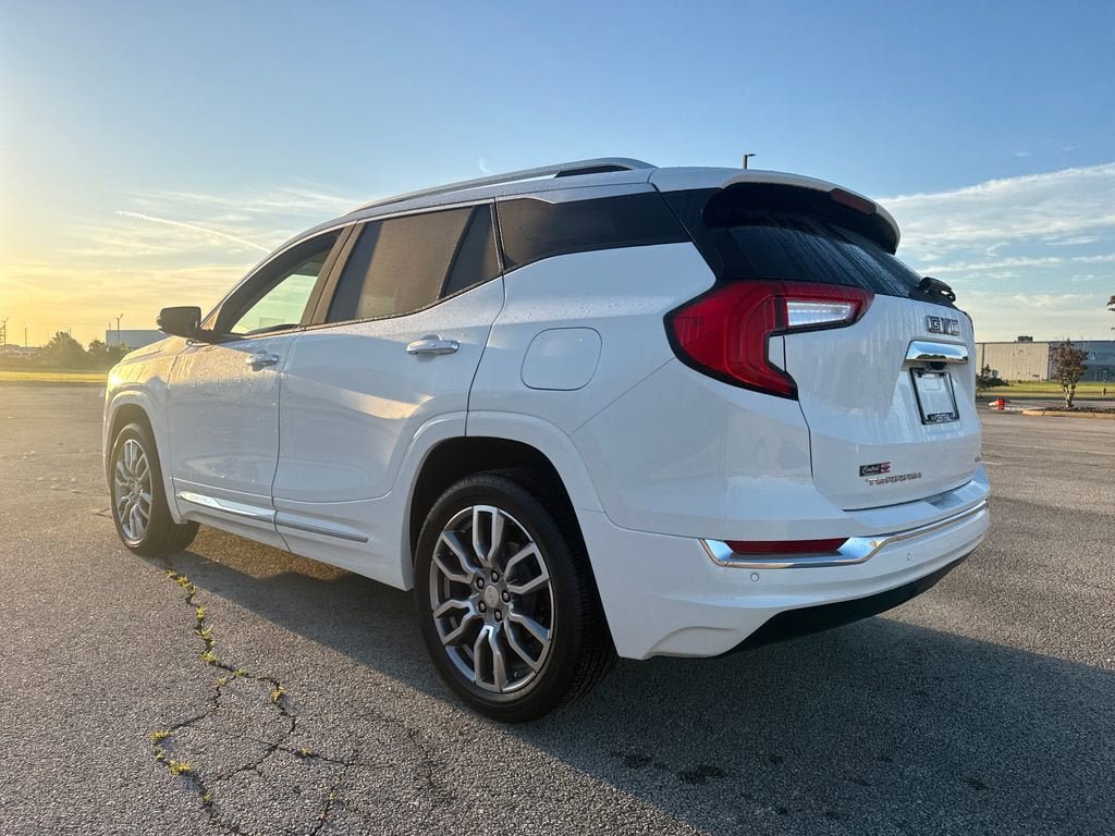 Used 2024 GMC Terrain Denali w/ Denali Premium Package AWD/4WD image 4