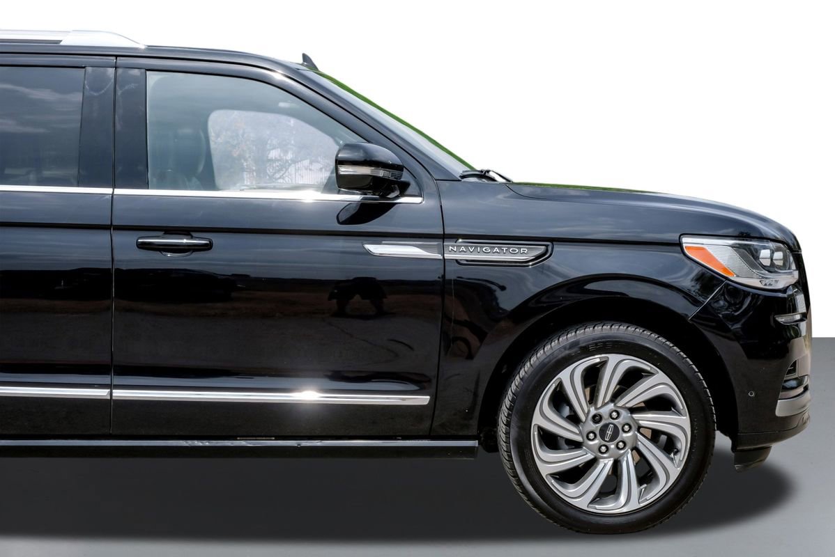 Used 2024 Lincoln Navigator Reserve AWD/4WD image 7