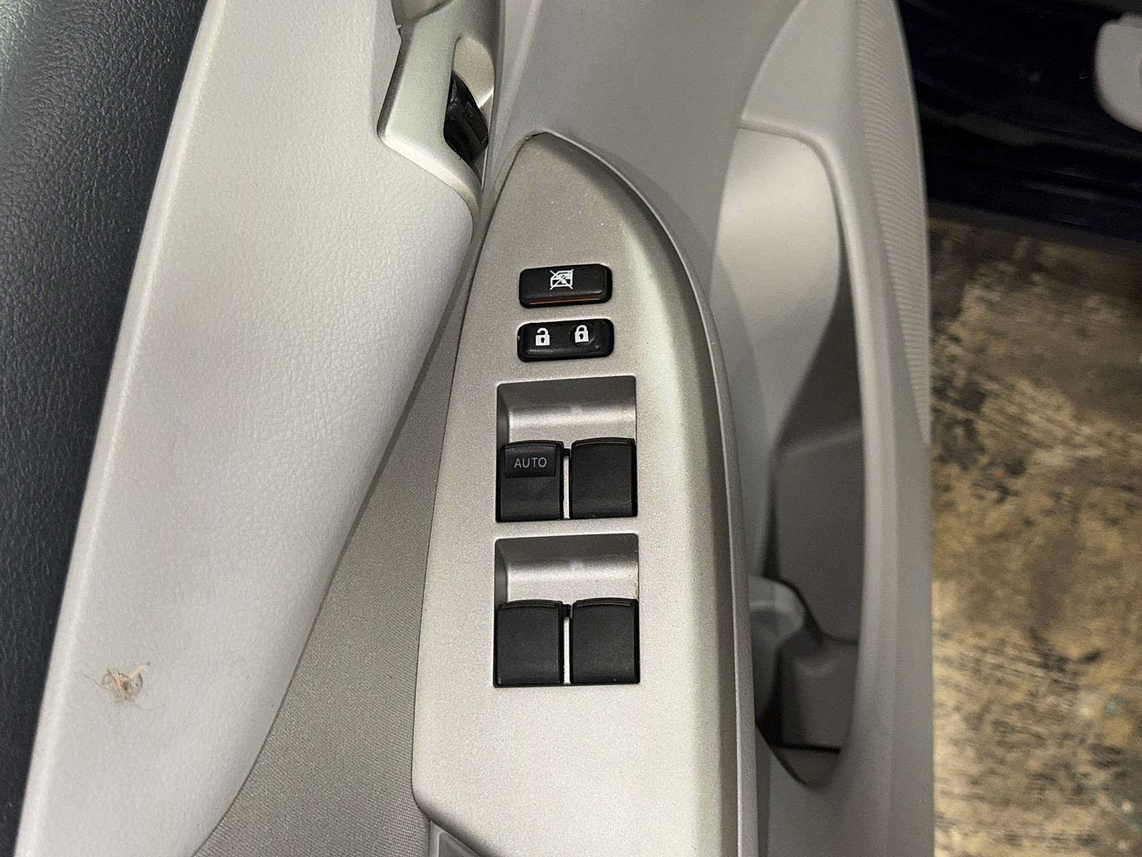 Used 2013 Toyota Corolla LE FWD image 22