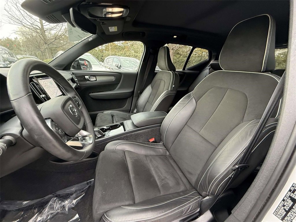 Used 2022 Volvo XC40 P8 Recharge Ultimate image 2