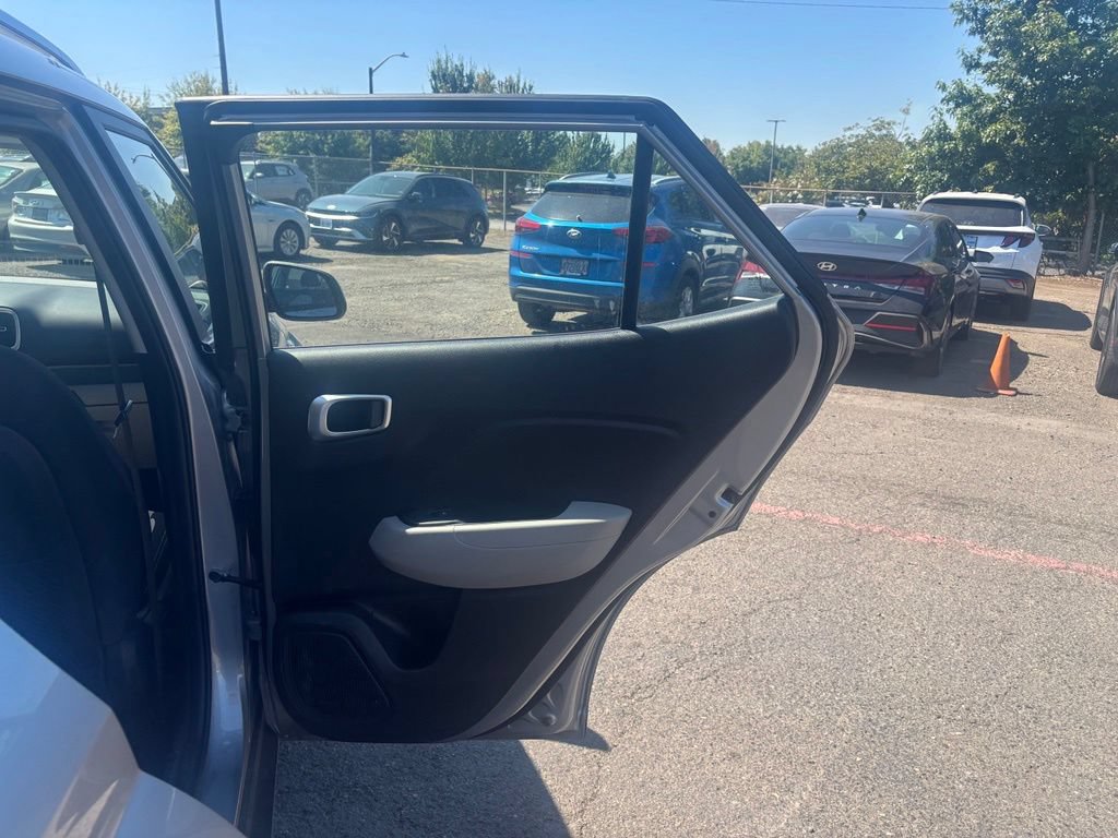 Used 2025 Hyundai Venue SEL FWD image 17