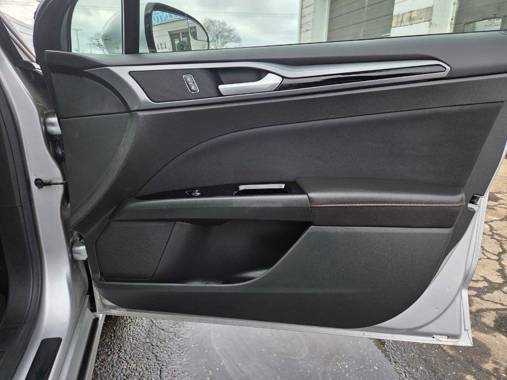 Used 2015 Ford Fusion SE w/ Equipment Group 201A FWD image 25