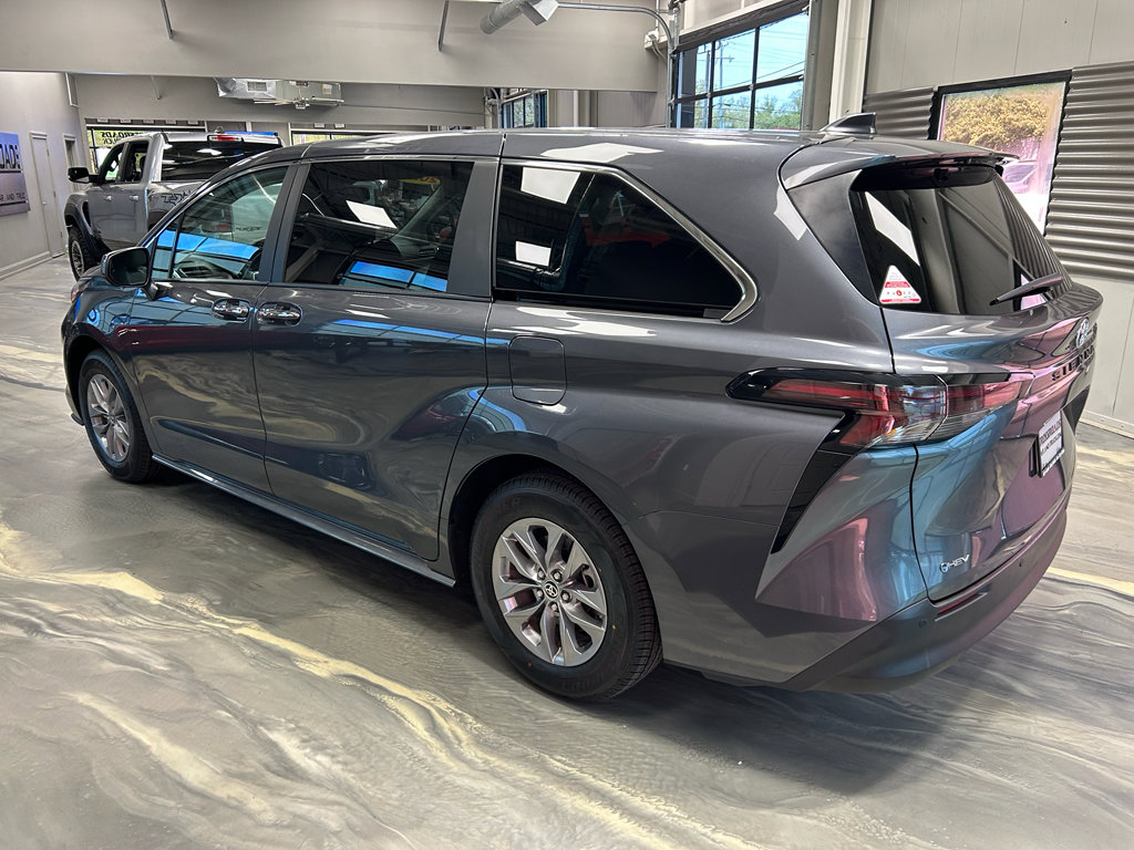 Used 2025 Toyota Sienna XLE FWD image 34