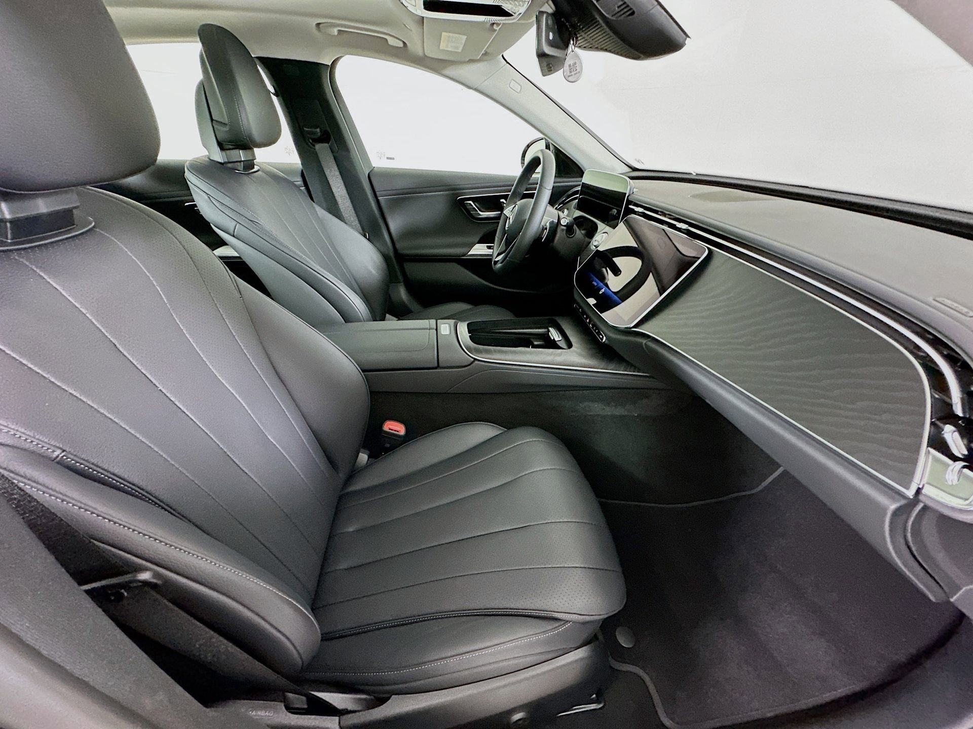 Used 2025 Mercedes-Benz E 350 Sedan image 29