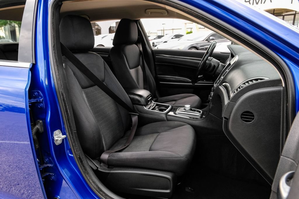Used 2019 Chrysler 300 Touring w/ Chrome Appearance Package RWD image 36