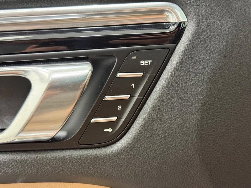 Certified 2025 Porsche Macan AWD/4WD image 19