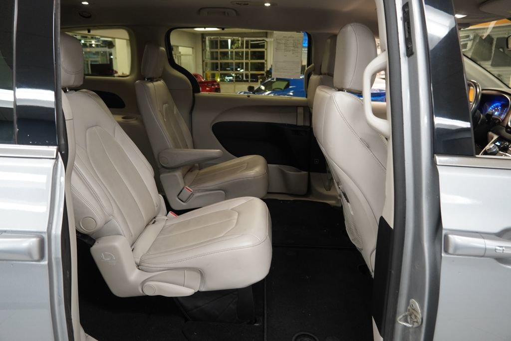 Used 2018 Chrysler Pacifica Touring-L FWD image 26
