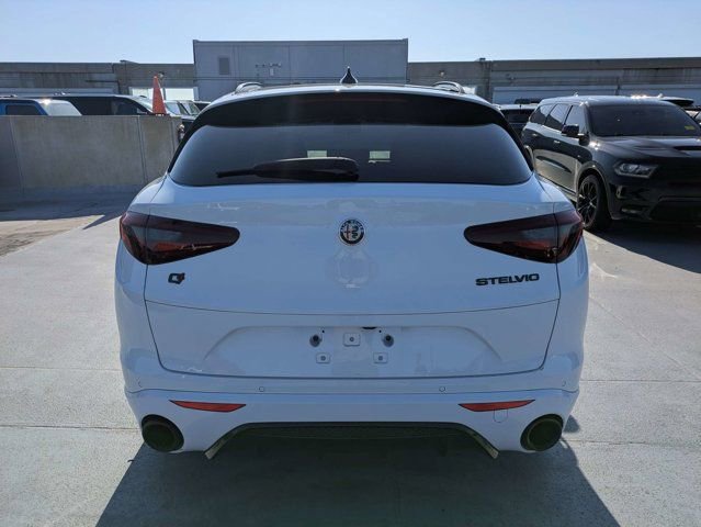 Used 2023 Alfa Romeo Stelvio Estrema AWD/4WD image 4