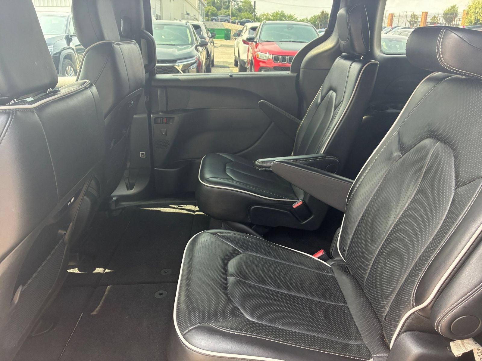 Used 2025 Chrysler Pacifica Limited FWD image 20