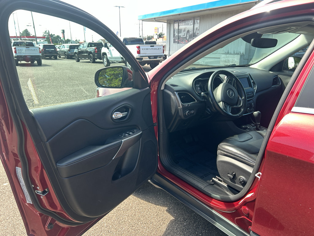 Used 2021 Jeep Cherokee Latitude Plus AWD/4WD image 12