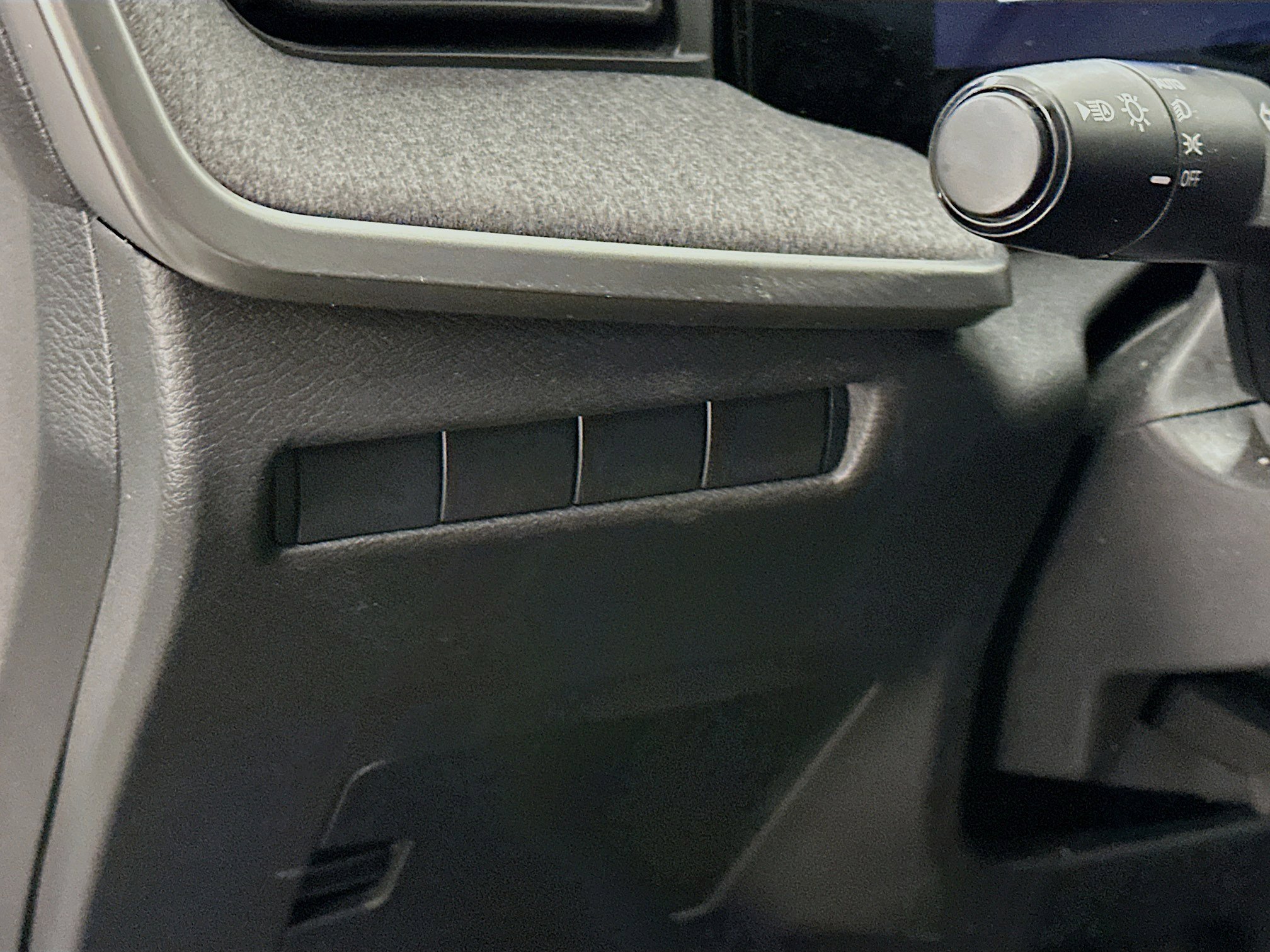 Used 2025 Nissan Kicks SV image 17