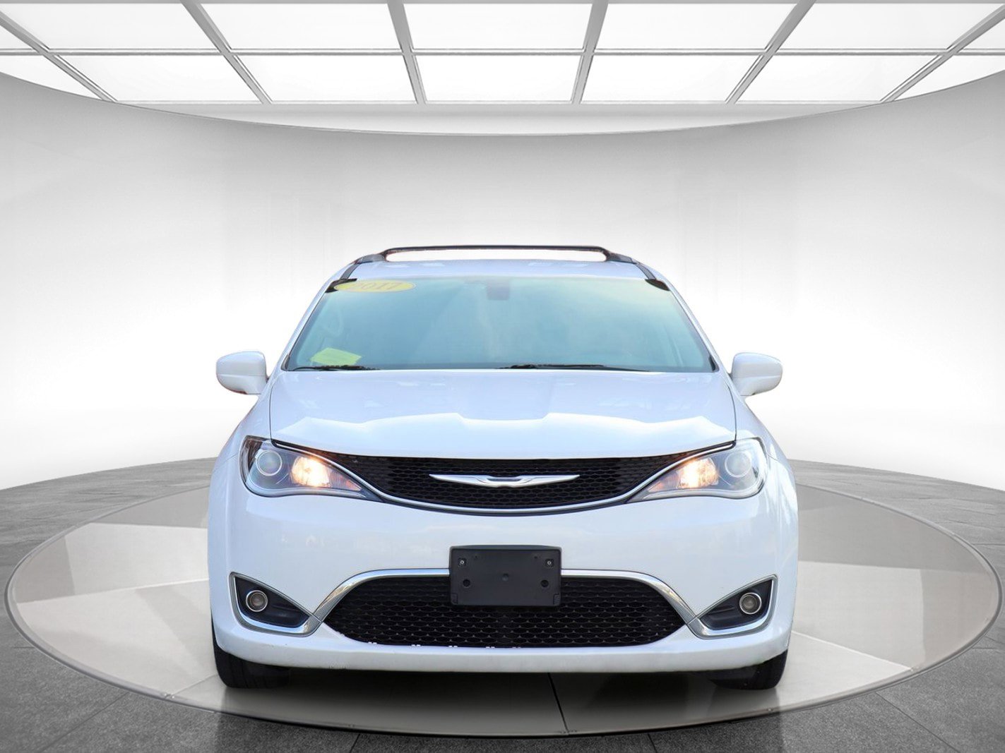 Used 2017 Chrysler Pacifica Touring-L FWD image 2
