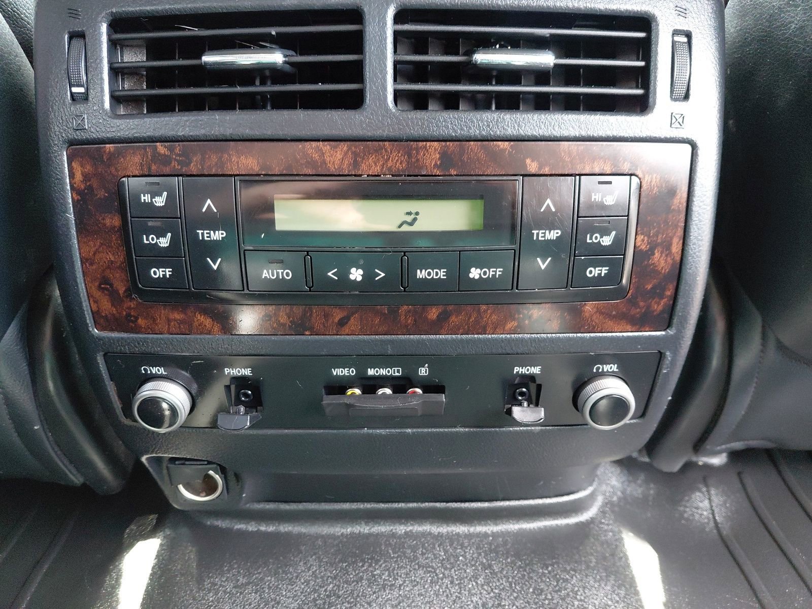 Used 2013 Toyota Land Cruiser image 28