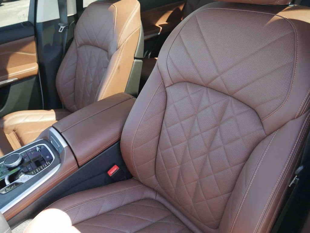 Used 2023 BMW X7 xDrive40i w/ Premium Package image 32