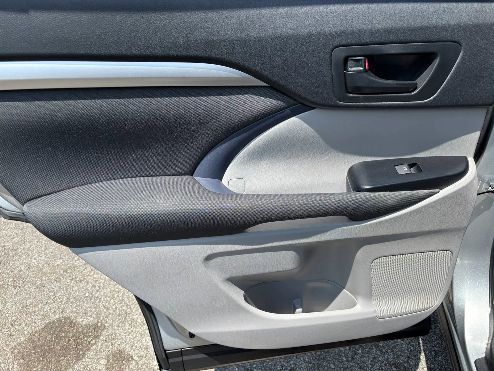 Used 2017 Toyota Highlander LE w/ Carpet Mat Package FWD image 22