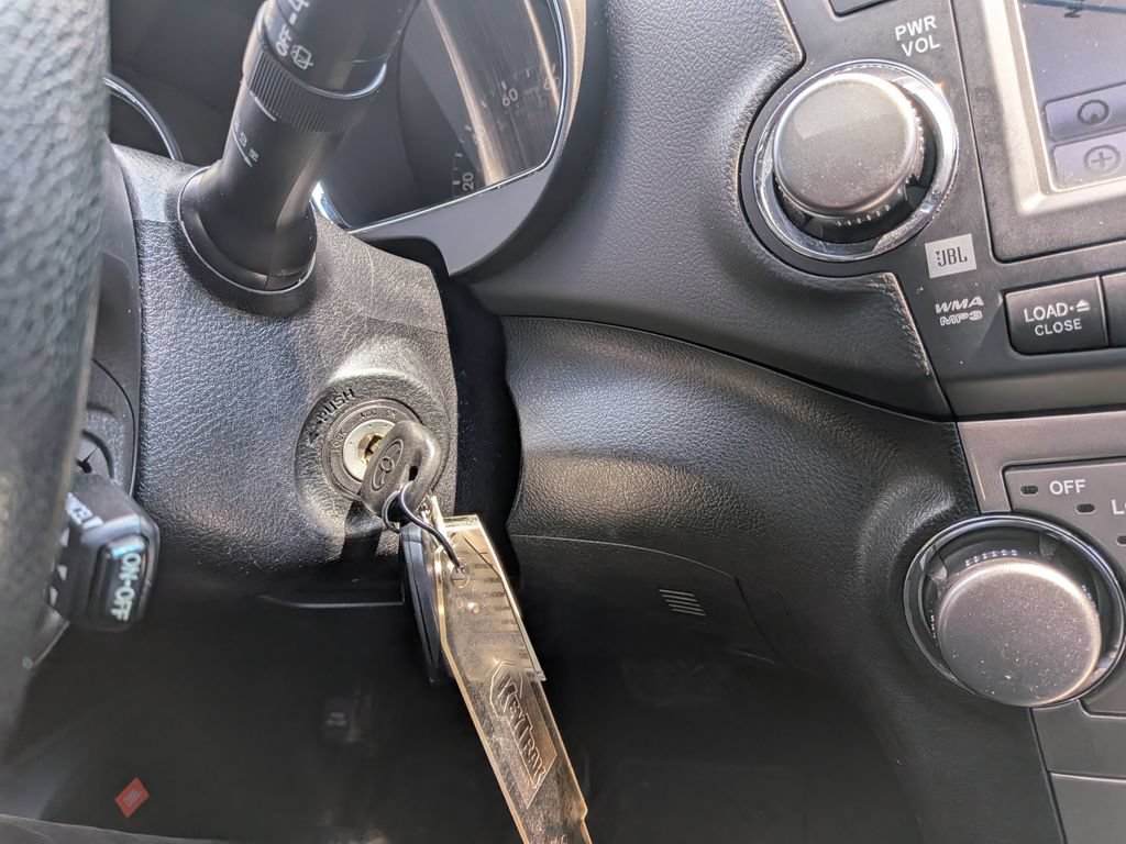Used 2012 Toyota Highlander SE w/ Tow Pkg FWD image 17