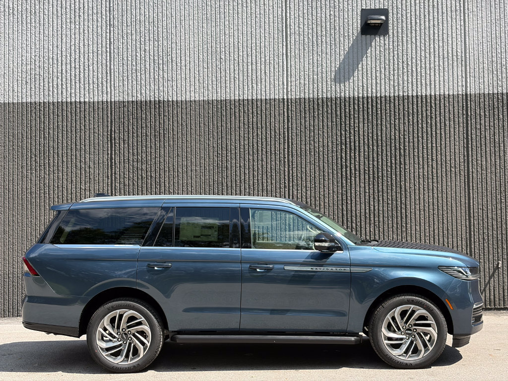 New 2027 Lincoln Navigator Premiere AWD/4WD image 8