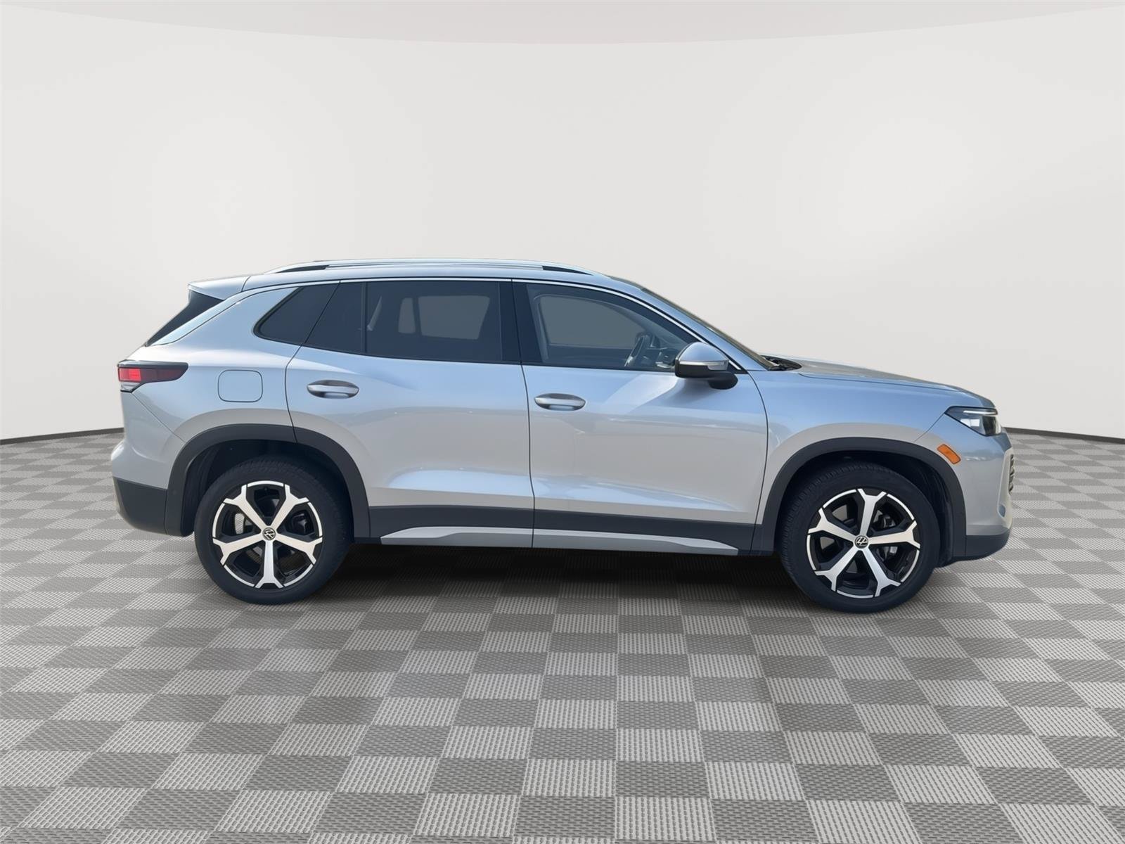 Certified 2025 Volkswagen Tiguan SE w/ Panoramic Sunroof Package AWD/4WD image 5